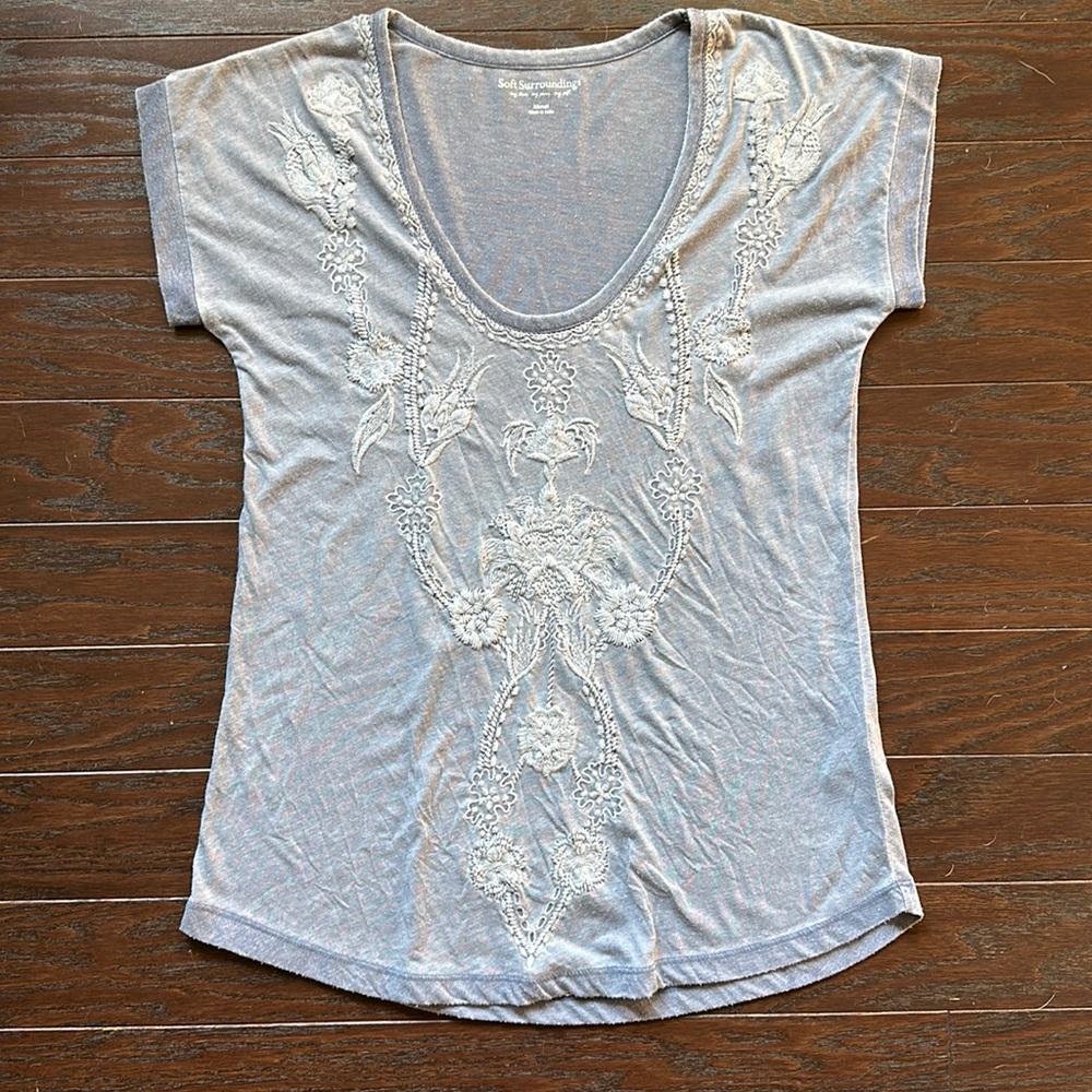 3/$12 ✨ Embroidered tee